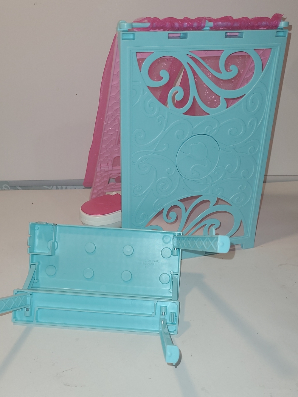 Barbie Turquoise and Pink Playset Panel